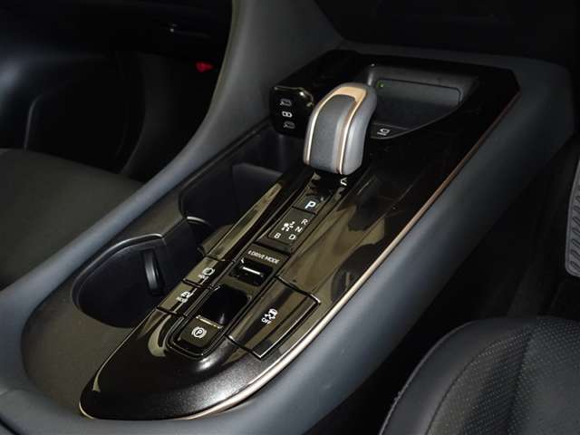 電動パーキングブレーキ・ブレーキホールドを装備してます。ホールド機能は信号待ちが多い一般道で疲労軽減になり、大好評です！