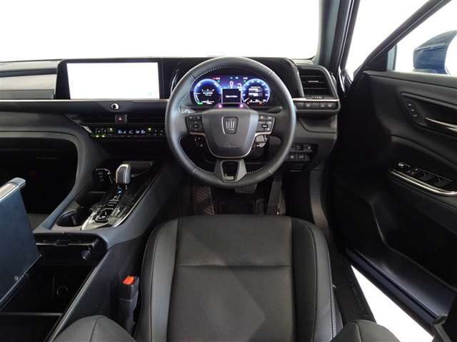 革巻きステアリングで快適な操作性の運転席です。