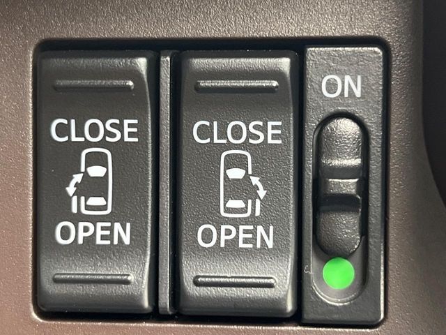 【両側パワースライドドア】スマートキーや運転席のスイッチで後席両側スライドドアの開閉が可能♪電動だから力を入れてドアを開ける必要が無く、小さなお子様でも簡単に開け閉めでき快適です♪