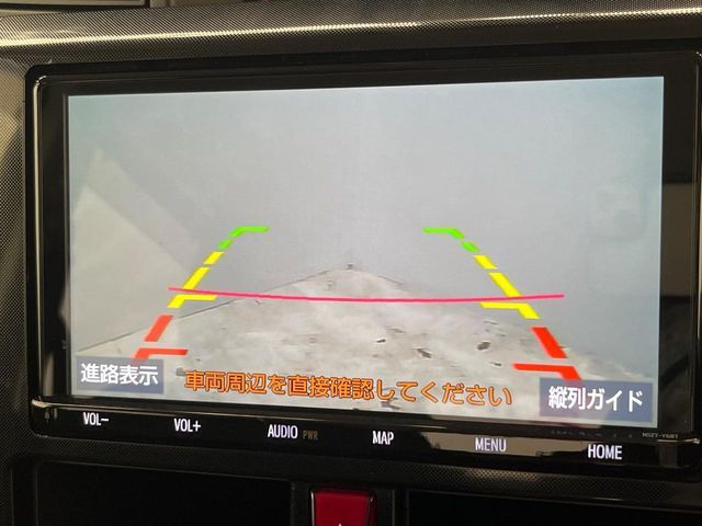 【バックカメラ】駐車時に後方がリアルタイム映像で確認できます。大型商業施設や立体駐車場での駐車時や、夜間のバック時に大活躍！運転スキルに関わらず、今や必須となった装備のひとつです！