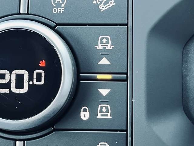 【電子制御エアサスペンション メーカーオプション価格￥341,000】により走行中のロールや浮き沈みを極力抑え、安定感のある走りをサポートしてくれます。