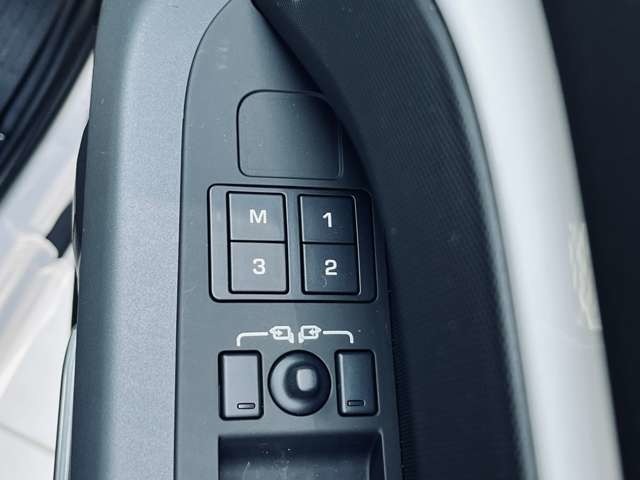 フロント12WAY電動シート メモリー機能付き でお好みのドライビングポジションに調整可能です。