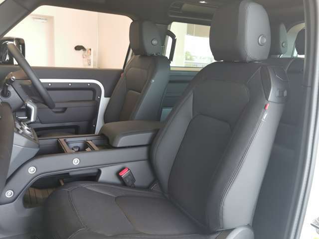 ホールド感もあり足元も広々とお使いいただけます。センターコンソールで運転席としっかり区切られているためゆとりのあるパーソナルスペースを確保しております。