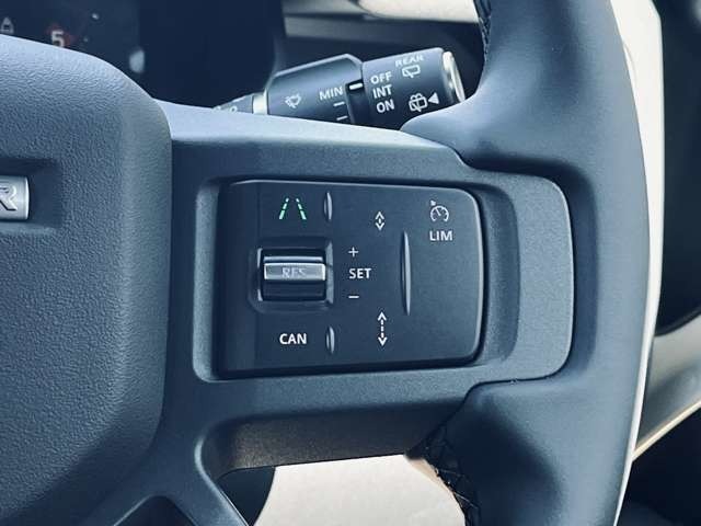 【アダプティブクルーズコントロール】全車速対応のACCやブラインドスポット、レーンキープアシスト機能などを搭載します。ステアリングホイールヒーターも搭載されているタイプになります。