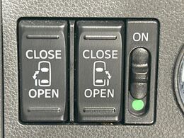 【両側パワースライドドア】スマートキーや運転席のスイッチで後席両側スライドドアの開閉が可能♪電動だから力を入れてドアを開ける必要が無く、小さなお子様でも簡単に開け閉めでき快適です♪