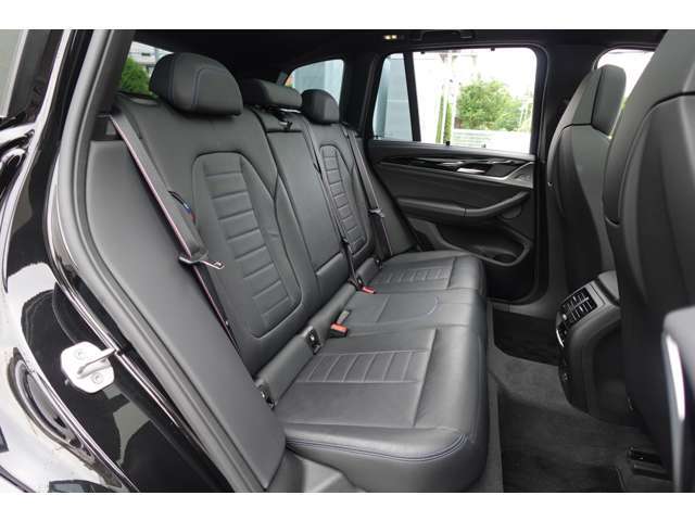 リアシートも広々とご利用頂けます。お車詳細や展示状況はフリーダイヤル（0078-6002-498412）またはBPS城東鶴見06-6933-6600迄お気軽にお問合せ下さい。