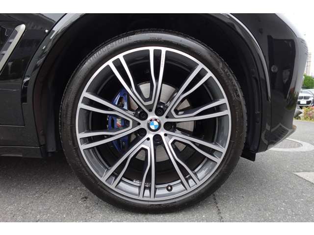【BMWアロイホイール】軽量かつ強度に拘ったアロイホイール。走行性能ポテンシャルを引き出す設計。タイヤのサイドウォールが強化されたランフラットタイヤは、パンク時にタイヤがつぶれてもリムから外れません。