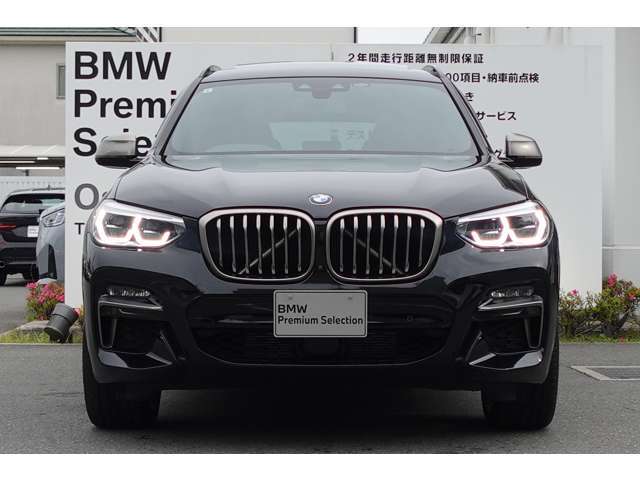 BMWの代名詞の【キドニーグリル】グリルが腎臓のように見えるので【キドニー】と呼ばれるようになりました。一目見ただけでBMWであると認識できる確固たるアイコンとして存在感を放ちます。