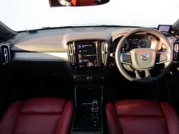 車内は、美しい仕上がりのインテリアが清々しくも落ち着いた雰囲気を醸し出し、独特の居心地のよさを感じさせる、まさにスカンジナビアン・デザインの傑作と呼ぶにふさわしい空間となっています。