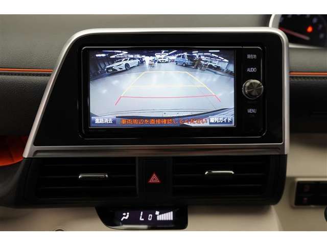 【バックモニター】 バックモニターがあれば車庫入れ時など、後ろが確認できて安心です。運転に自信がない方にはおすすめの装備です。ただし、バック時目視での確認も忘れずに。