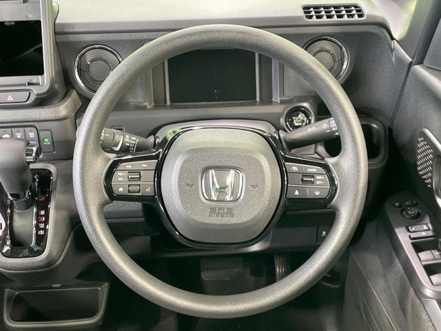 【ステアリングスイッチ】運転中、前方から目線をそらすことなく、オーディオ等の操作が可能な便利機能！安心＆快適なドライブを演出してくれます♪