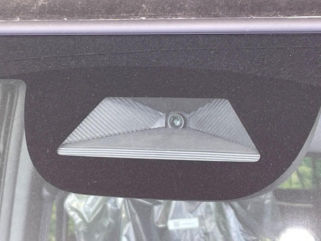 【ホンダセンシング】走行中に前方の車両等を認識し、衝突しそうな時は警報とブレーキで衝突回避と被害軽減をアシスト。より安全にドライブをお楽しみいただけます。
