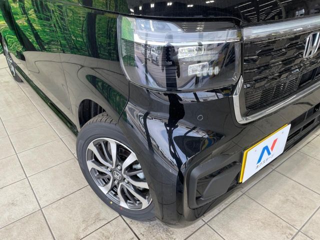 【LEDヘッドライト】悪天候や夜間走行時も良好な視界を確保し安心して運転できる高輝度LEDヘッドライトを装備！点灯速度が早く、消費電力も抑えられています。