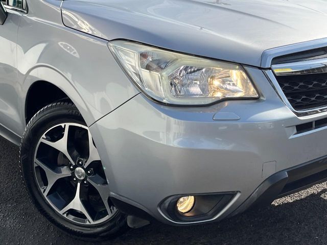 【HIDヘッドライト】非常に明るく前方を照らしてくれるので、悪天候や夜間の走行時も視界良好で安心してお乗りいただけます。