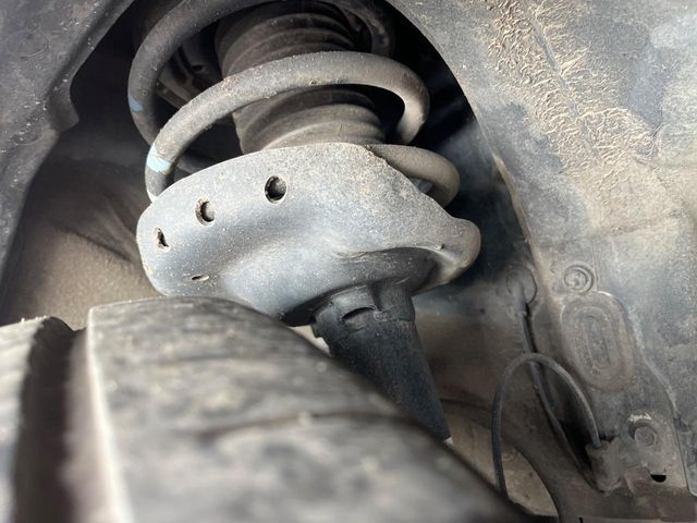 お車を安心してお乗りいただく為には、足回りの定期点検が欠かせません。サービスサポート（有償保証）では無料点検もご提供しており、安心のカーライフをお過ごしいただけるサポート体制が整っています。