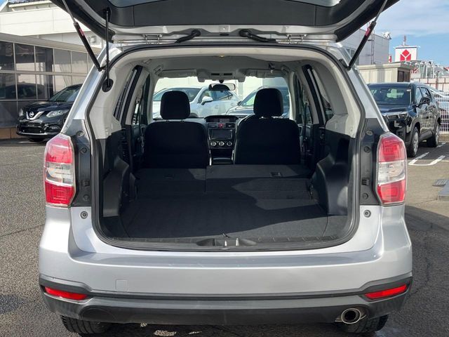 後席を格納すると、これだけの広さが！シーンに合わせたシートアレンジで、大きな荷物も積むことが出来ます♪