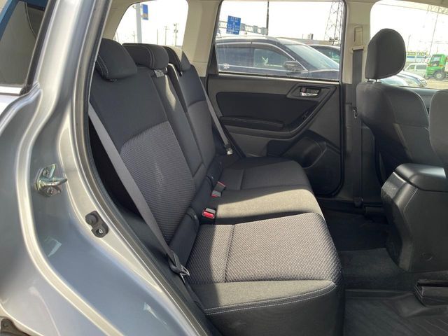 後部座席も気になるようなキズ・汚れやへたり等、大きなダメージはなく、良好な状態です。