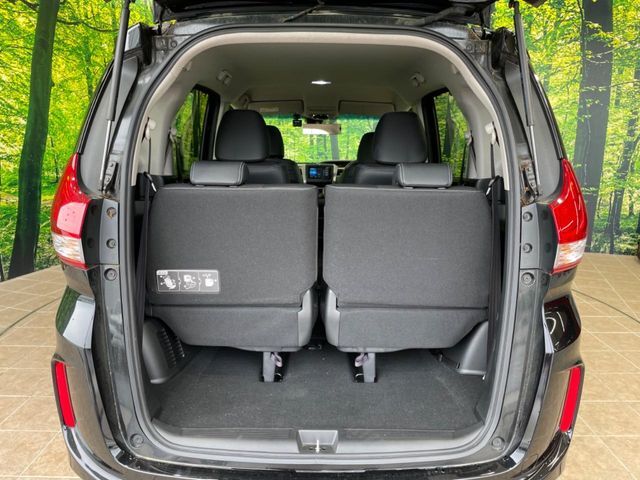 普段のお買い物や通勤、送迎等に十分な荷室スペースを確保しております。セカンドシートを倒すと、大きな荷物の積載も可能です♪