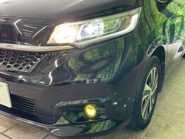 【LEDヘッドライト】悪天候や夜間走行時も良好な視界を確保し安心して運転できる高輝度LEDヘッドライトを装備！点灯速度が早く、消費電力も抑えられています。