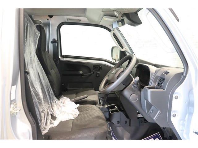 良好な視界とスムーズな乗り降りを実現した運転席。運転席はアイポイントを高くし視界良好です。