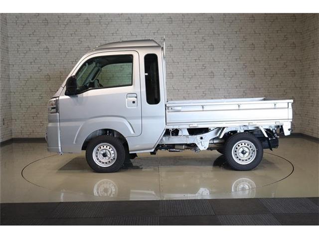 カラーはシルバーです。入庫後ボディ磨き、艶出し施工致しております。