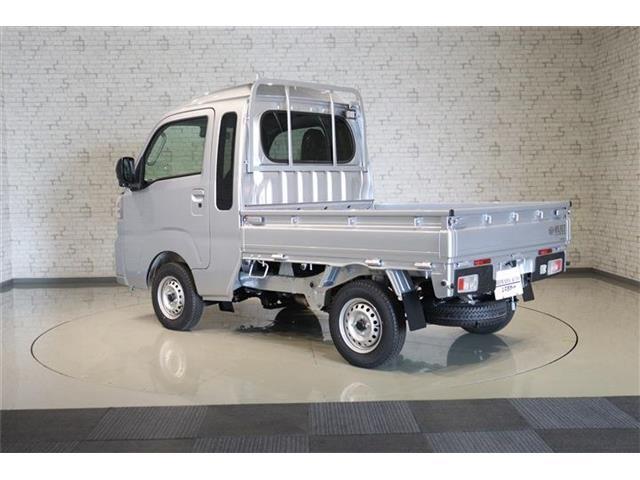 カラーはシルバーです。入庫後ボディ磨き、艶出し施工致しております。