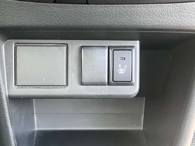 運転席にシートヒーター付いてます。