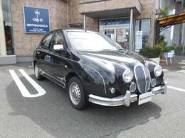 きれいなブラックメタリックの車両です。