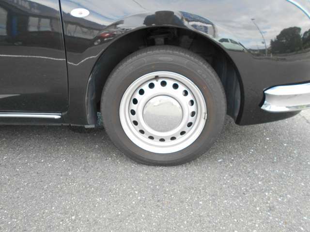 純正ホイールキャップ装着車です。