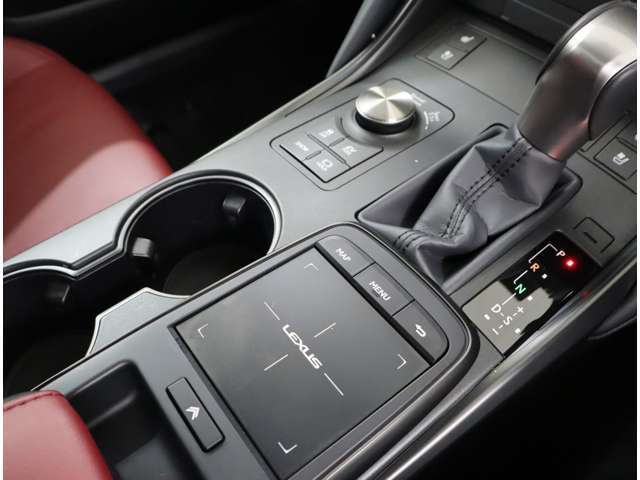手元でナビゲーションなどの操作を可能にする「リモートタッチ」は、運転姿勢の変化を抑制し、スムーズな操作が可能です。