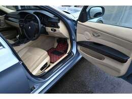 ドア内張は今回手を加えています。取っ手部分の劣化がありましたのでスイッチを含めた部分をブラックの仕様に変更しています、その下にダークウッドのパネルが入ります。