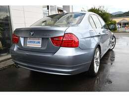 ハイパワーなN43エンジン搭載車ですでにインジェクターは4本とも交換されています。ボディーの状態もまずまずですが、右リアフェンダーに線傷、左サイドスカートに傷、フロントバンパー左に純正コーナーポール跡有