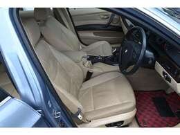 ドライバー側のシートには擦れやしわなどはあります、明るい室内です、フロアマットにはKAROを敷いておきましたがX3用ですのでピタリとは会いません、新品又は付属していたベージュの純正マットはあります。