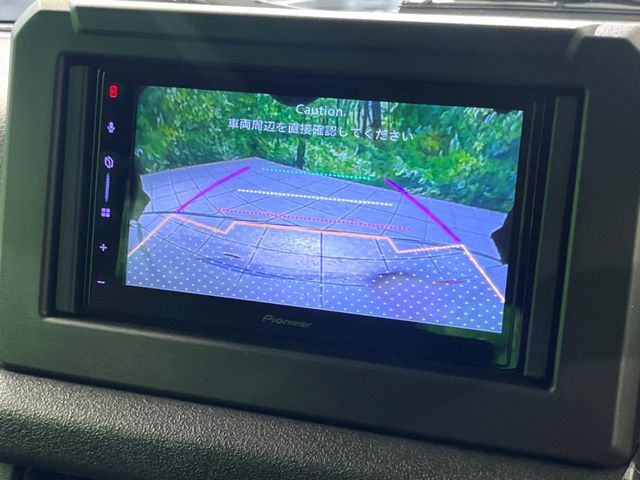 【バックカメラ】駐車時に後方がリアルタイム映像で確認できます。大型商業施設や立体駐車場での駐車時や、夜間のバック時に大活躍！運転スキルに関わらず、今や必須となった装備のひとつです！