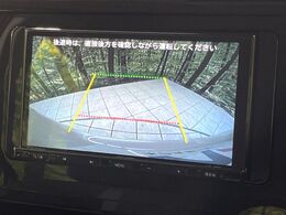 【バックカメラ】駐車時に後方がリアルタイム映像で確認できます。大型商業施設や立体駐車場での駐車時や、夜間のバック時に大活躍！運転スキルに関わらず、今や必須となった装備のひとつです！