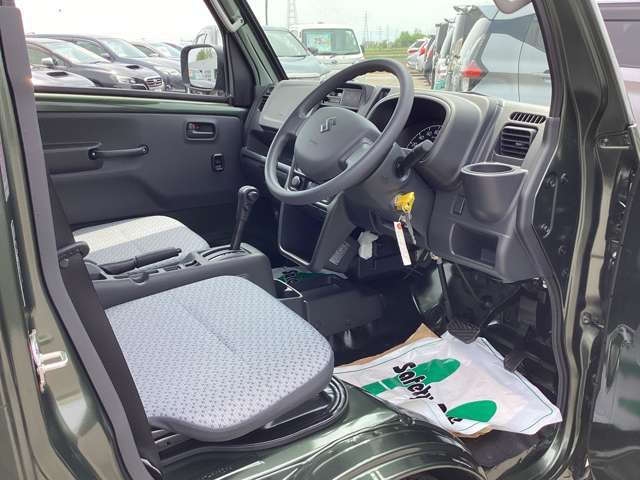 それぞれの分野のプロがお車の悩みや疑問に親身になって対応させていただきます。