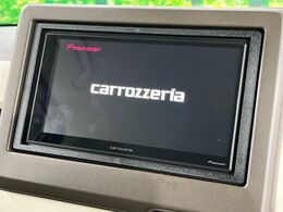 【ディスプレイオーディオ】お持ちのスマホやMP3プレイヤーとの無線接続で音楽再生が可能！コードで繋ぐわずらわしさも無く、手軽にお気に入りの音楽を楽しめます。