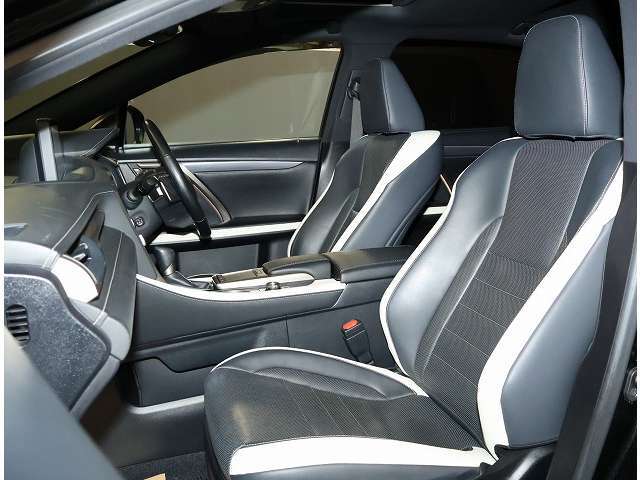 運転席と助手席で個別に温度や風量を調整でき、運転席も助手席も快適に過ごすことができます。