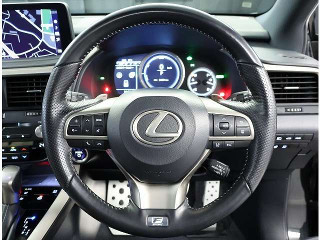 レーダークルーズコントロール。先行車を認識し、設定した車間距離を保ちながら追従走行を支援します。高速道路の渋滞走行時など、停止・発進を繰り返すシーンで、運転負荷を軽減します。