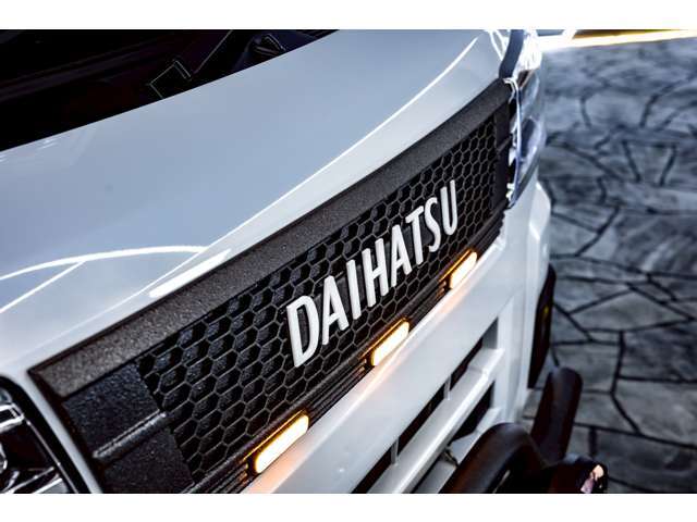 おしゃれ感アウトドア感を演出するハニカム柄でレトロなロゴが印象的なグリルにLEDマーカーを埋め込みオレンジに点灯させることも可能です。