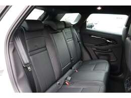 足元スペースも広くリア席も快適に過ごせます。