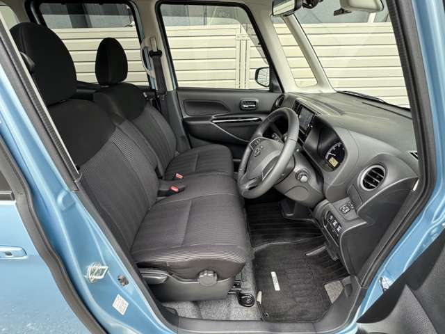 【運転席＆助手席】シートは硬くなく座りやすい仕様です！シートも暗めのお色なので、汚れが目立ちにくいです☆