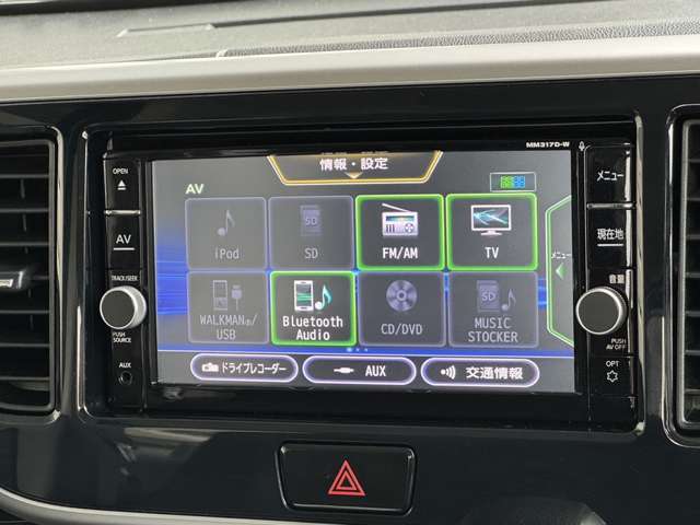 ナビゲーションは日産純正ナビ☆MM317D-Wの型番タイプ☆Bluetooth機能も搭載してますので、お気に入りの音楽をお車でもお聴きいただけます☆