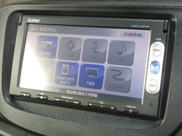 ナビゲーションはギャザズメモリーナビ（VXM-145VSi）を装着しております。AM、FM、CD、DVD再生、Bluetooth、ワンセグTVがご使用いただけます。初めて訪れた場所でも安心ですね！
