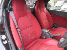 赤いシートが特徴的です