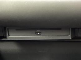 【CD・DVDデッキ】オプションのCD・DVDデッキが搭載されています！TV(フルセグ)機能もあり、長距離で退屈しがちな車内も快適に過ごせます！