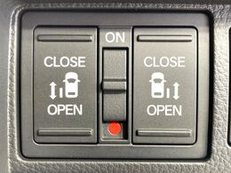 【両側パワースライドドア】スマートキーや運転席のスイッチで後席両側スライドドアの開閉が可能♪電動だから力を入れてドアを開ける必要が無く、小さなお子様でも簡単に開け閉めでき快適です♪