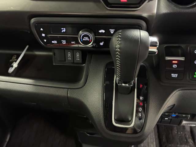 【オートエアコン】　こちらのお車は温度調節が簡単にできるオートエアコンも付いてます！