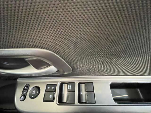 運転席ドアには、ウインドー開閉スイッチ、ウインドー開閉ロックスイッチ、電動格納ミラースイッチ、電動ミラー調整スイッチがついてますので大変便利です。