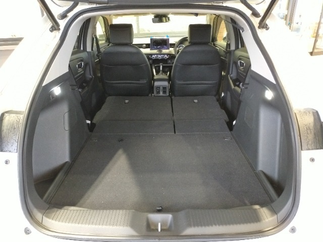 ■荷室は開口部が大きく、荷物の積み下ろしがスムーズ。後部座席を倒すことでさらに広くなり、使い勝手が良く便利です。